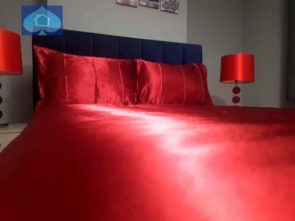 Central 4 Bedrooms W Parking *