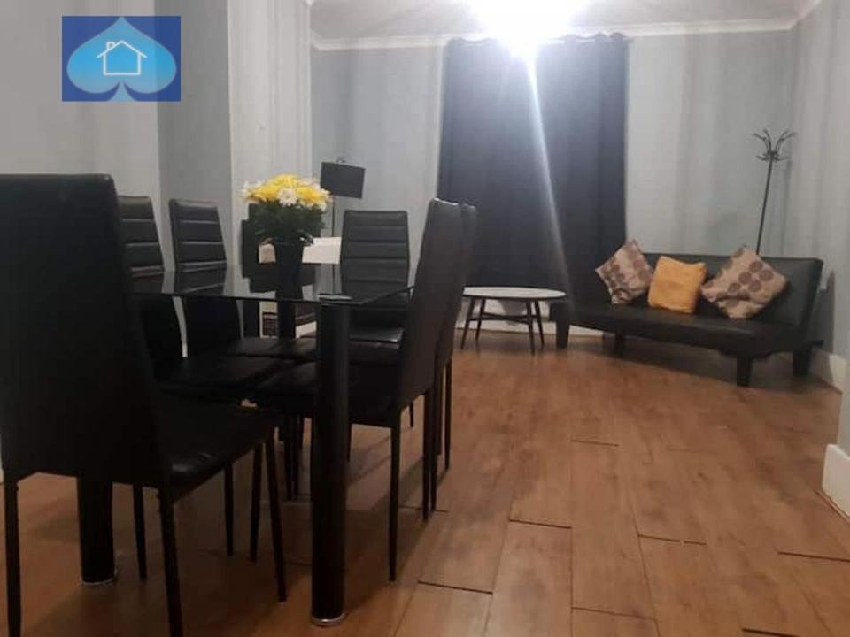Central 4 Bedrooms W Parking * Reading